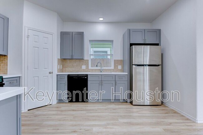 Building Photo - 8203 Woodlyn Rd