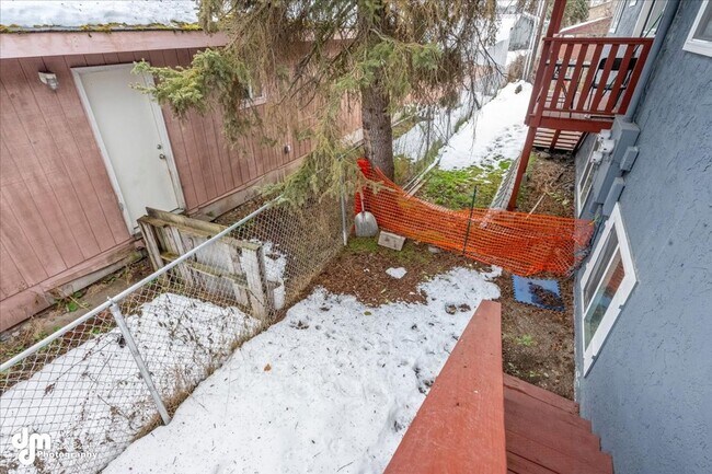 Building Photo - The Single-Family Alternative: 3BD/2BA Triplex Unit with Modern Comforts