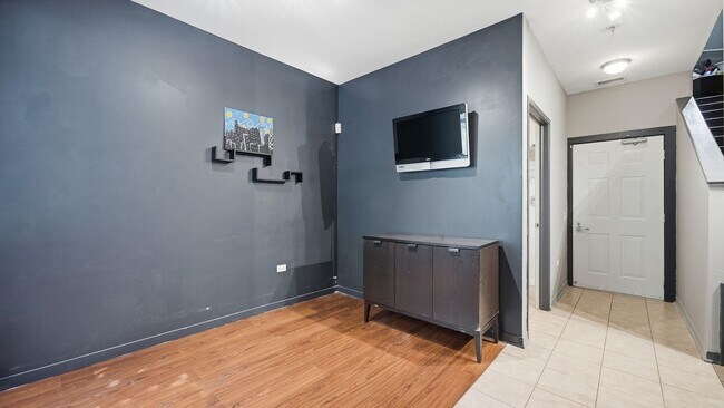 Building Photo - 510 W Elm St