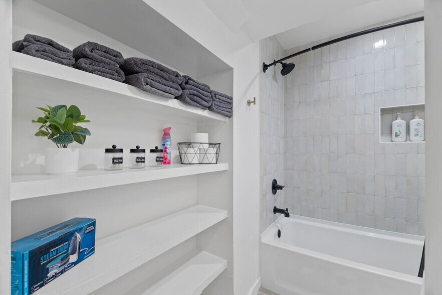 Building Photo - 4641 N 8th Pl