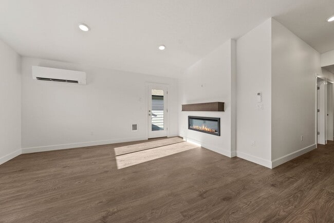 Building Photo - 50% OFF!!! Modern 3 Bed/2 Bath Single-Level Home with Open Living - Redmond