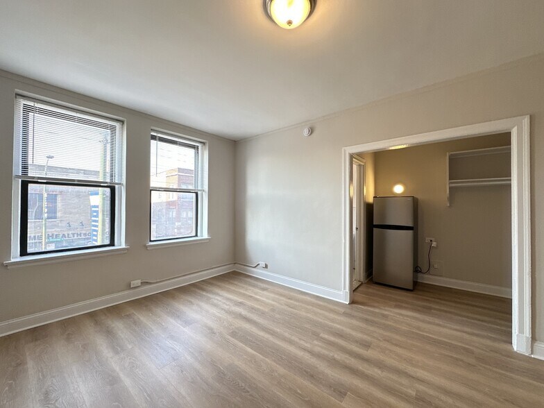 Building Photo - 3335 W Diversey Ave