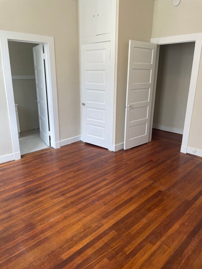 Building Photo - 2BD/1BA with natural light, hardwood floor...