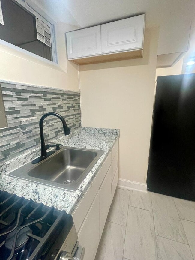 Building Photo - 416 Topeka Ave