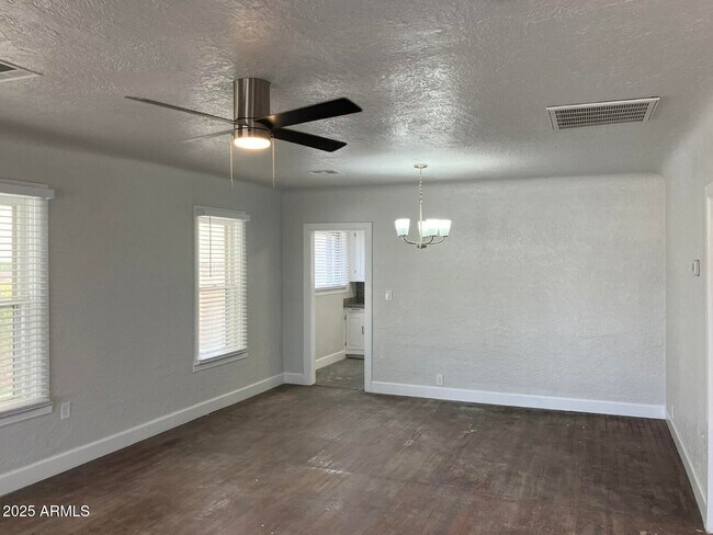 Building Photo - 423 E Crescent Ave