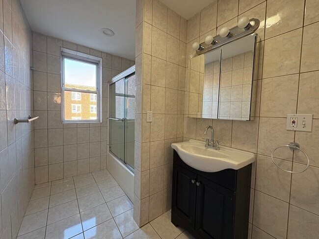 Building Photo - 73 Thatcher St