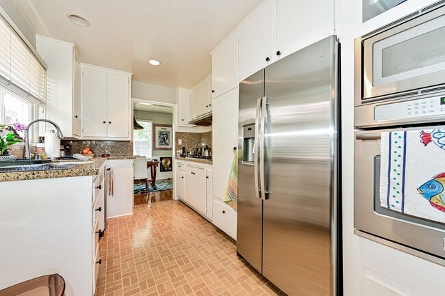 Building Photo - Furnished Master Suite Near Manhattan Beach! All Utilities & Internet Included!