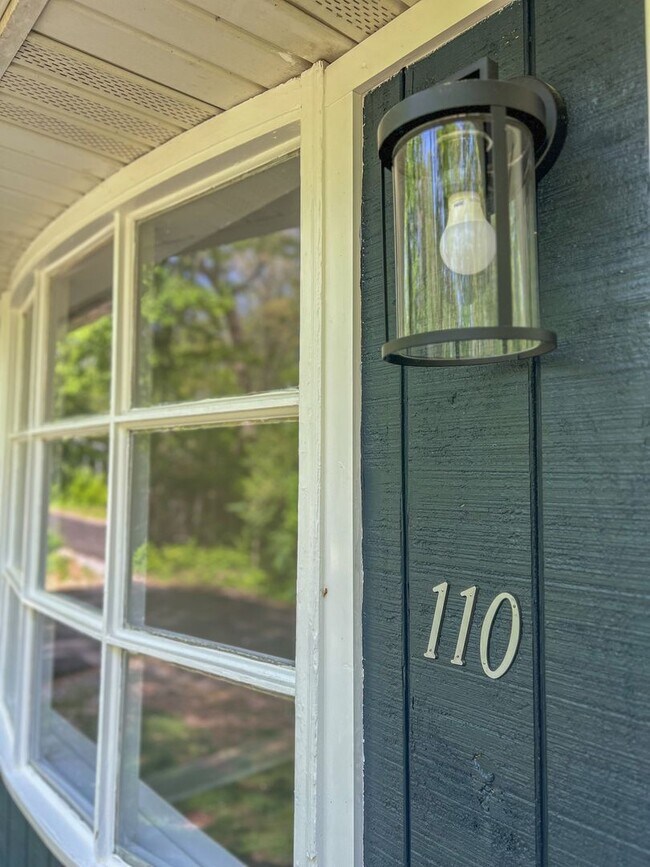 Building Photo - Completely Remodeled Home in Clarksville, TN – Just Off Madison Street!