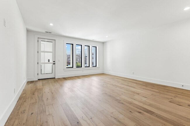 Building Photo - 3135 Parthenon Ave
