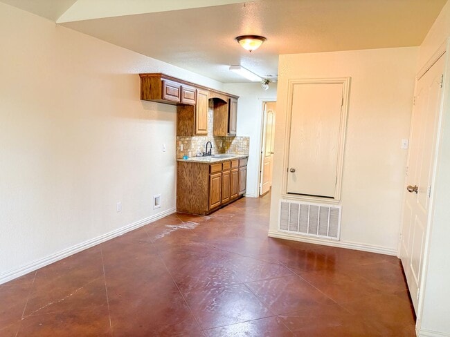 Building Photo - 810 E Avenue C