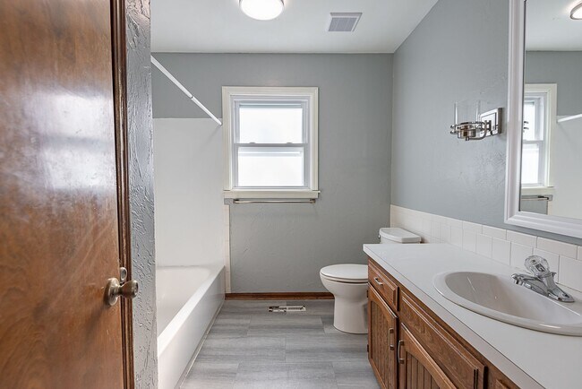 Building Photo - 3 Bed 2.5 Bath Springfield, MO