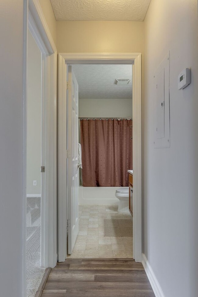 Building Photo - Adorable 2 bed/2 bath condo Hermitage