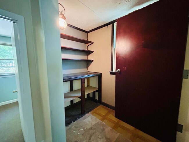 Building Photo - Fabulous 3 bedroom 2 bathroom Ranch home in Lawndale Homes area in NW Greensboro. Huge yard.