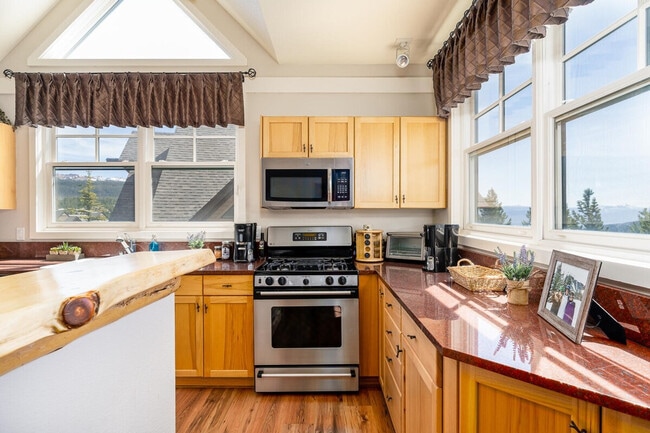 Building Photo - 4 Lower Saddle Ridge Rd