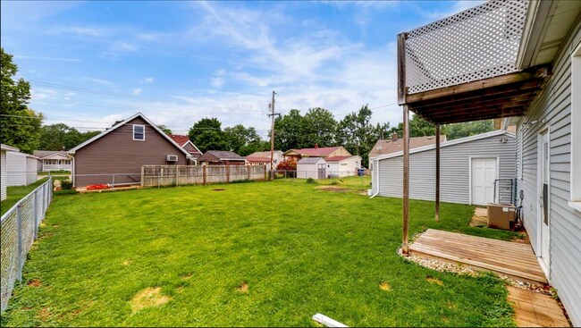 Building Photo - 423 Vroman St
