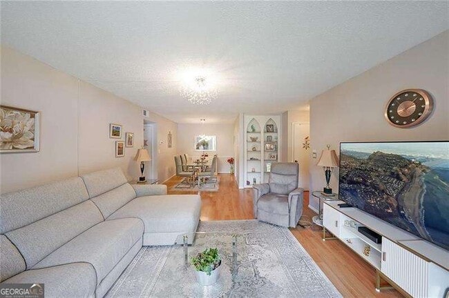 Building Photo - 6851 Roswell Rd