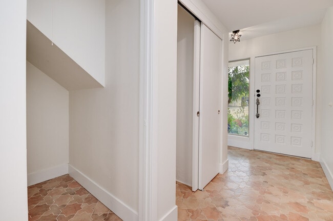 Building Photo - 4373 Loma Riviera Ct