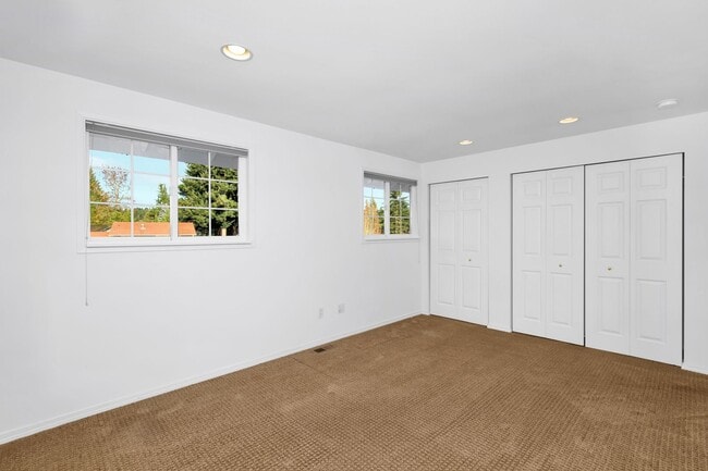 Building Photo - Sunny 5 Bedroom Home with 3 Car Garage in Quiet Neighborhood
