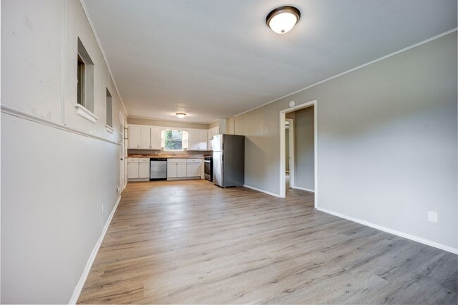 Building Photo - FREE MONTH RENT! Freshly Updated 3 Bedroom House