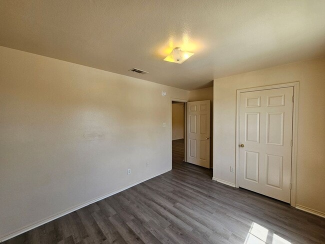 Building Photo - 3407 Toledo Dr
