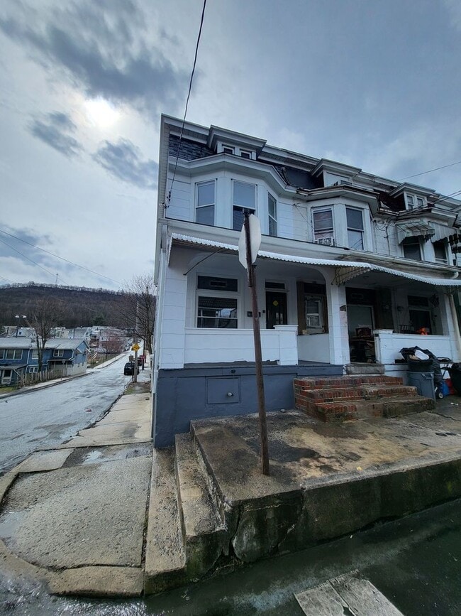 Building Photo - 300 W Spruce St