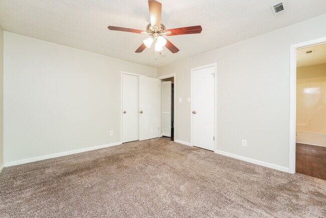 Building Photo - 465 Rosehill Dr