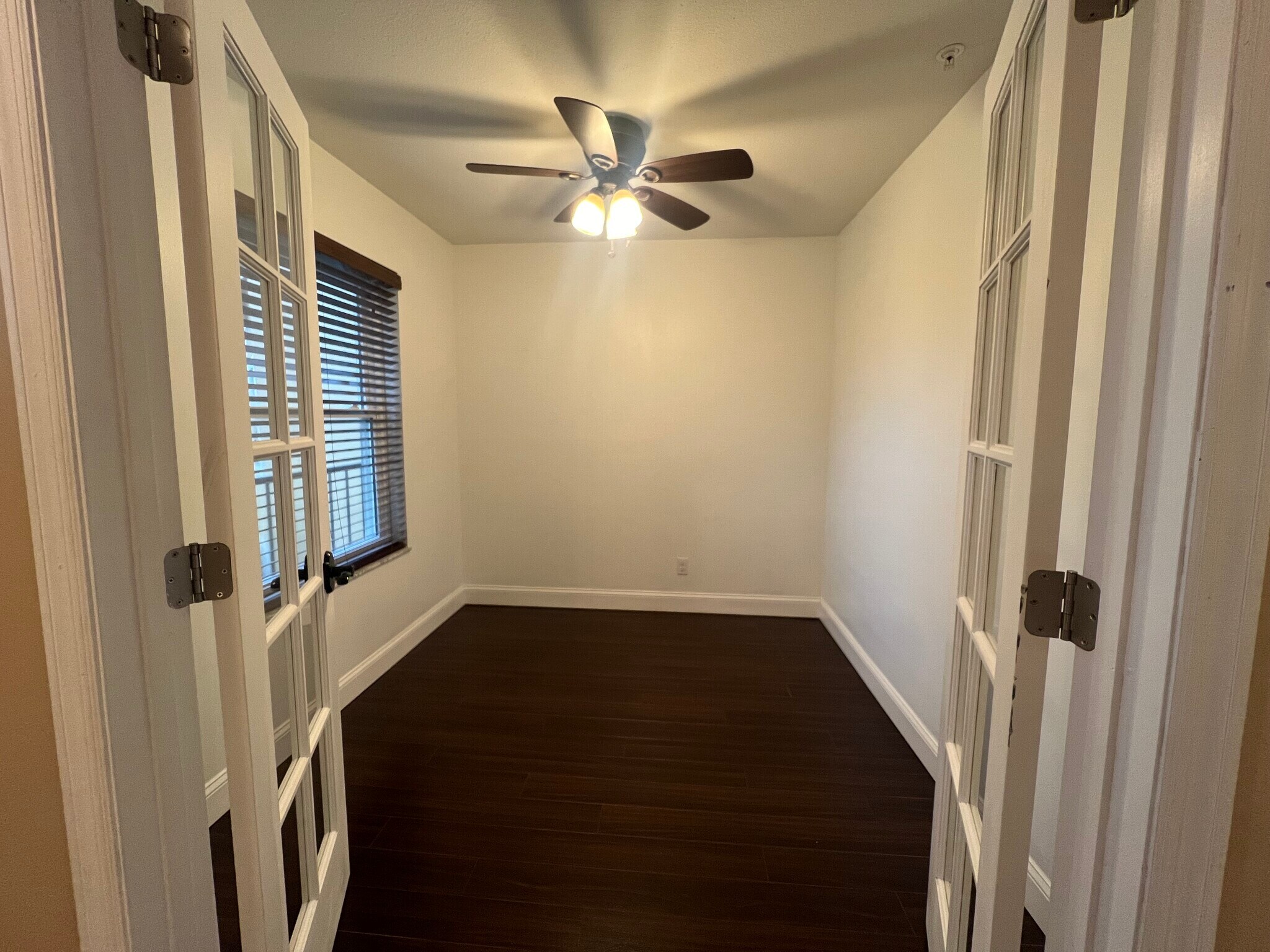 Building Photo - 755 Cove Way