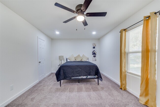 Building Photo - 6603 Victoria St