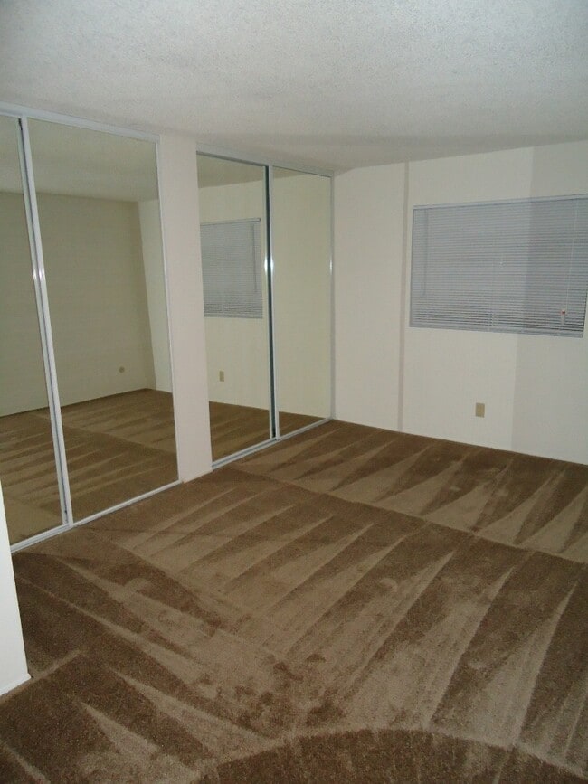 Building Photo - 3557 Kenora Dr