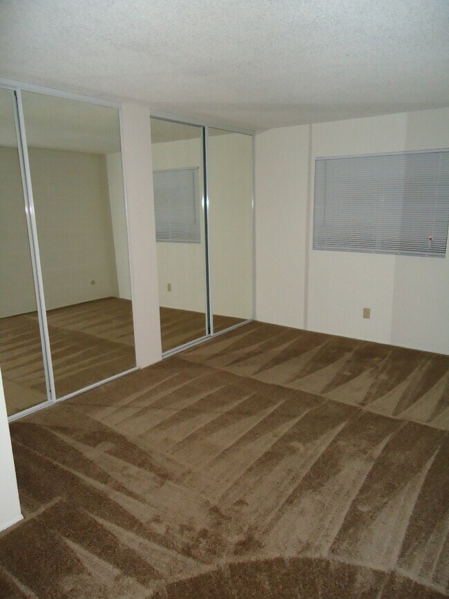 Building Photo - $500 Move In Special! Updated 2 BD, 2 BA Condo - Balcony w/ Views of Mt Helix!!