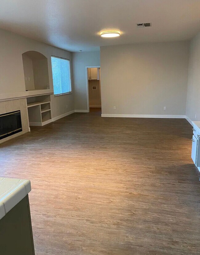 Building Photo - 505 Dimensions St
