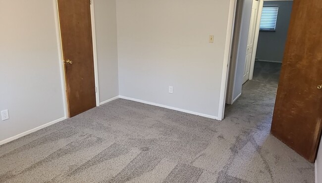 Building Photo - Updated 2 Bedroom Apartment with Private P...