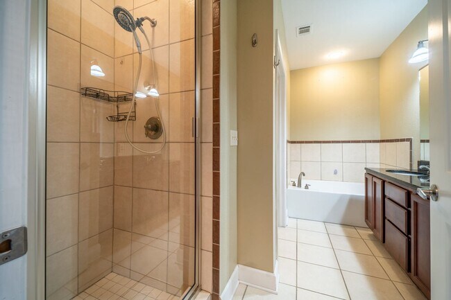 Building Photo - Lakefront Condo for Rent | 2 Bed, 2 Bath |...