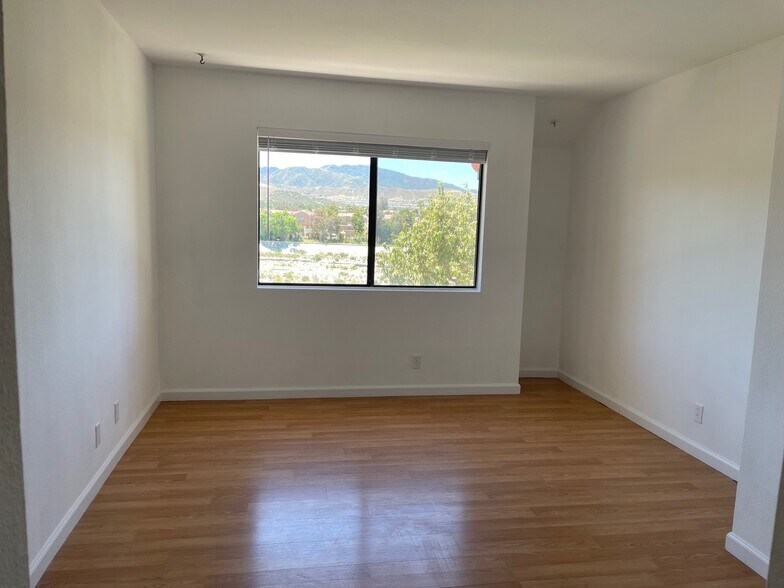 Master bedroom - 27607 Nugget Dr