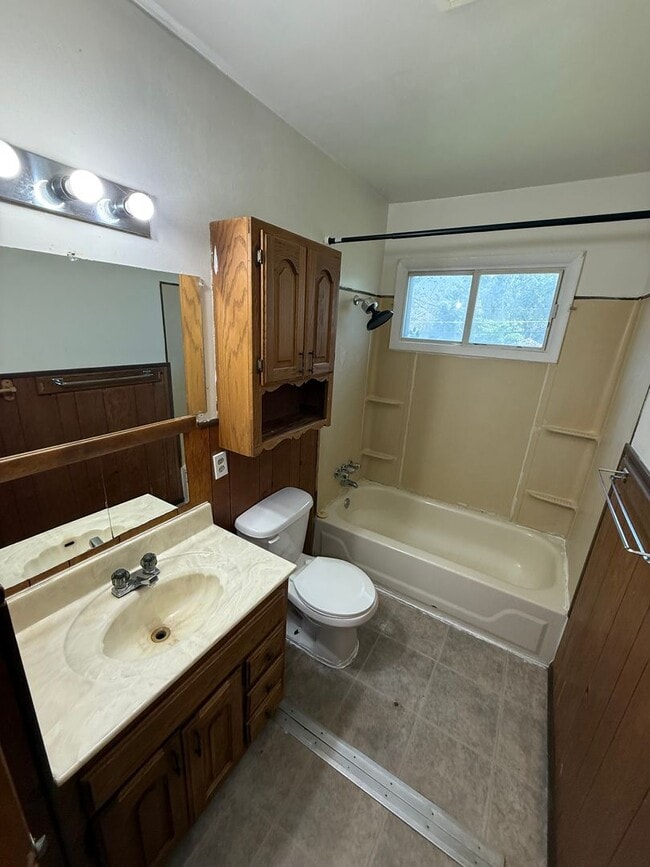 Building Photo - 3 Bedroom Single family with fenced in yard