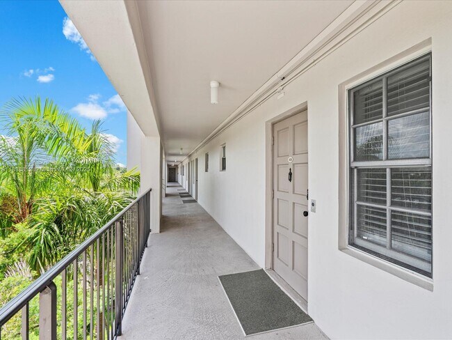 Building Photo - 3150 N Palm Aire Dr