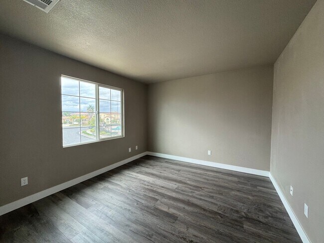 Building Photo - 5 Bedroom 3.5 Bathroom Home in Willowalk Community