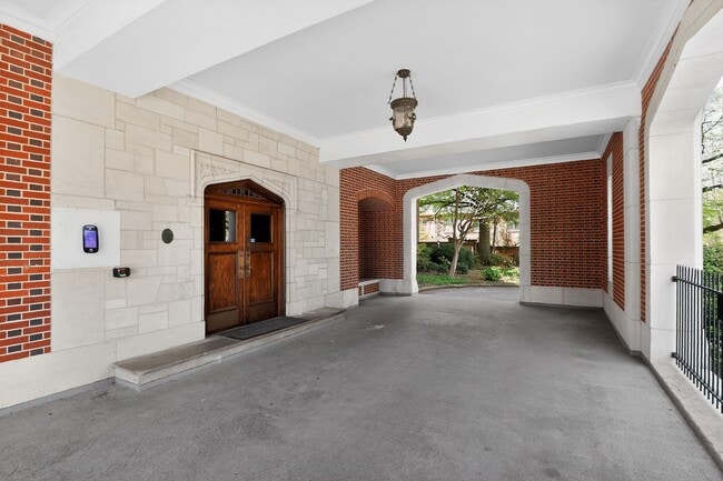 Building Photo - Absolutely stunning penthouse level unit in the historic Poplar building in Charlotte's tree line...