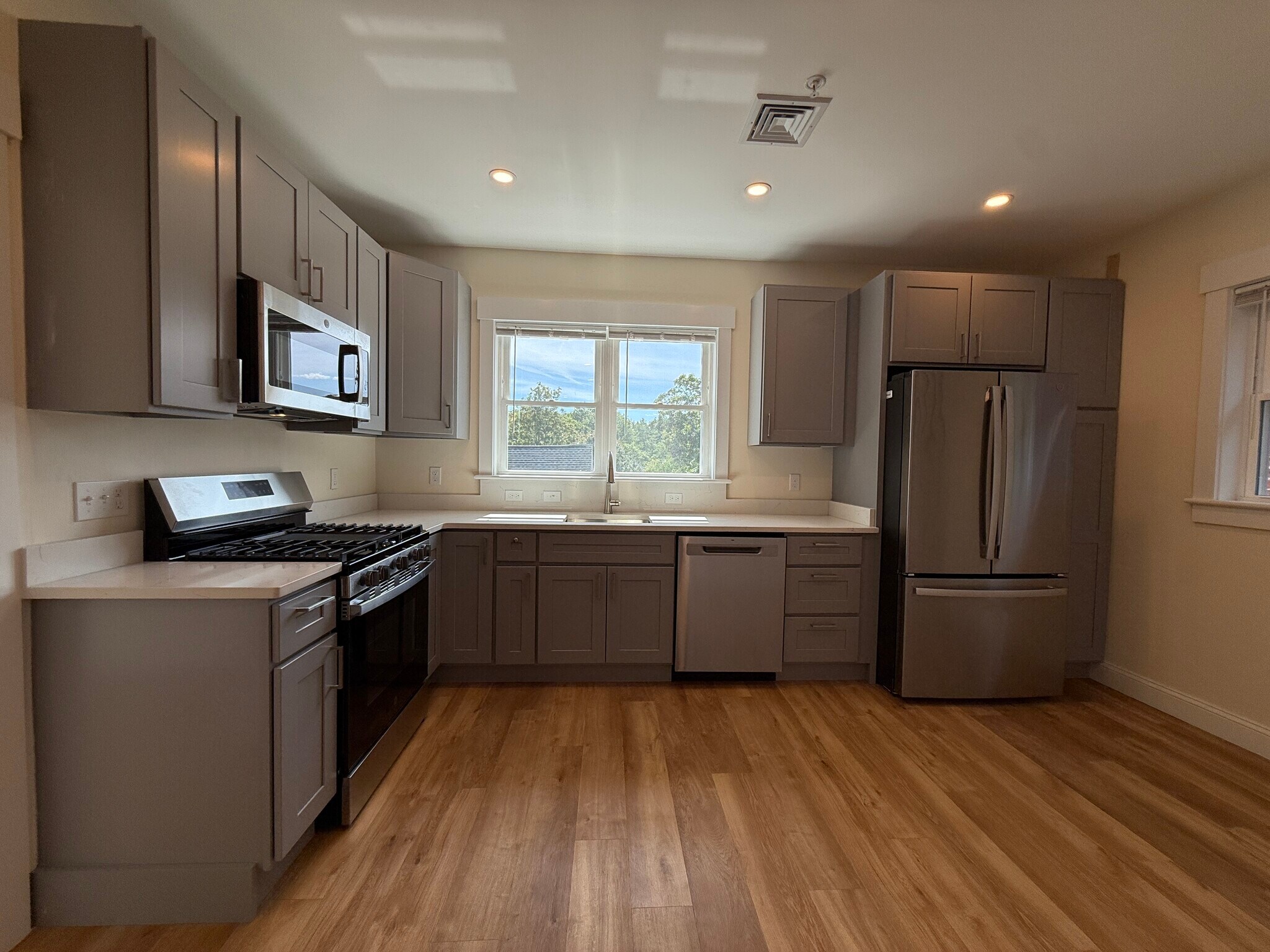 Building Photo - 14 Dorr St