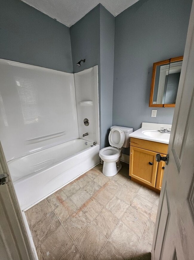 Building Photo - Upper 2 bedroom unit