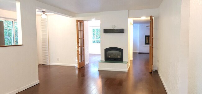 Building Photo - 42-KE642 N Bass Ct