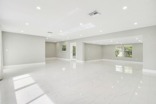 Building Photo - 1231 SW 32nd St