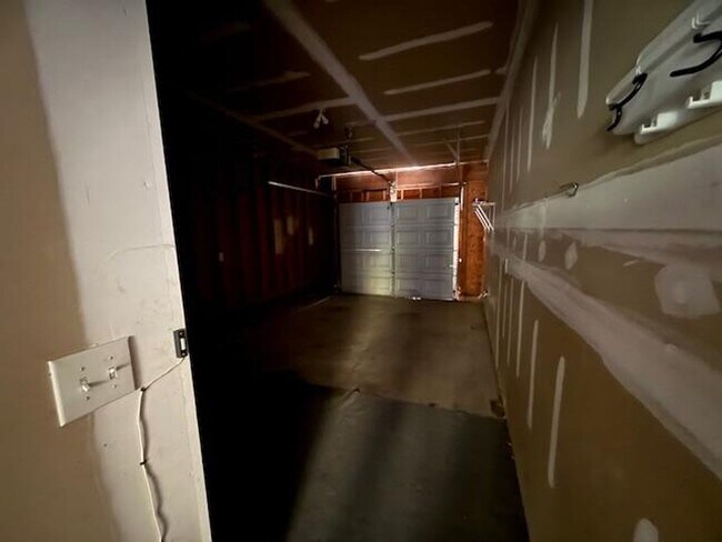 Building Photo - 500 Misty Groves Cir