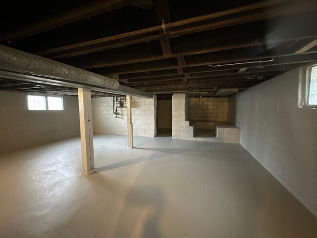 Building Photo - 6302 W Medford Ave