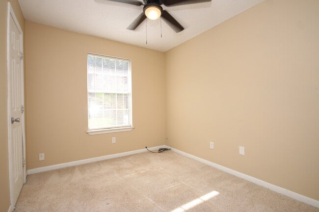 Building Photo - Move-in Ready Spacious & Pet-Friendly 3/2 ...