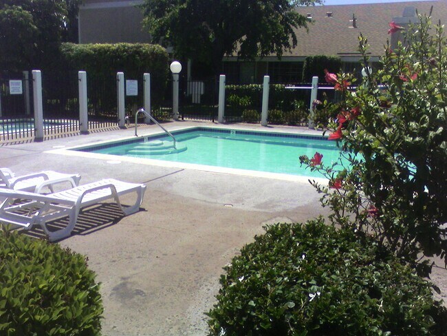 Building Photo - 335 Riverview Way