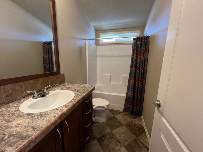 Building Photo - Beautiful Newer Home