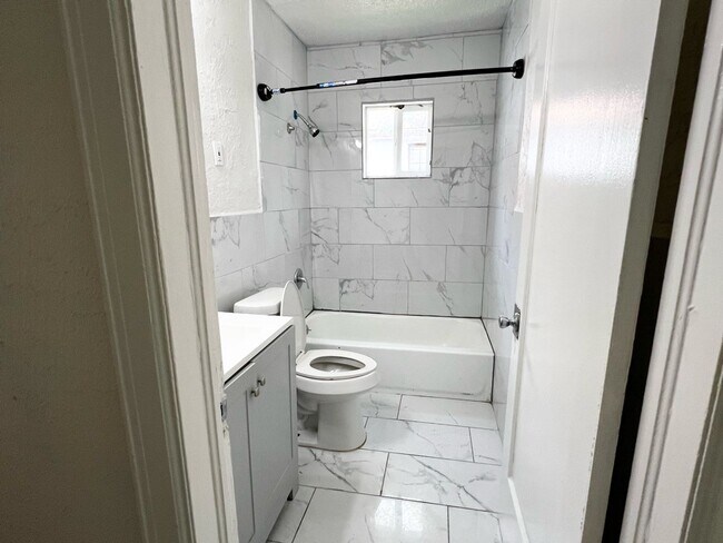 Building Photo - Huge 2 bed 1 bath
