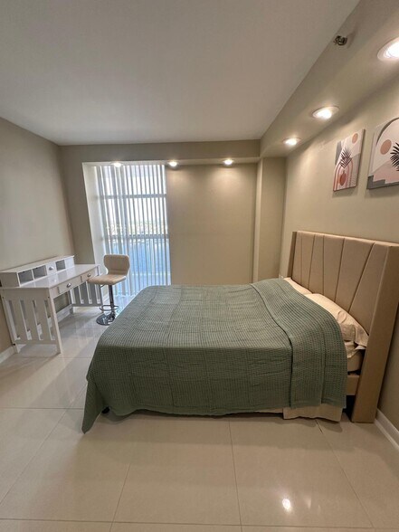 Building Photo - 20505 E Country Club Dr