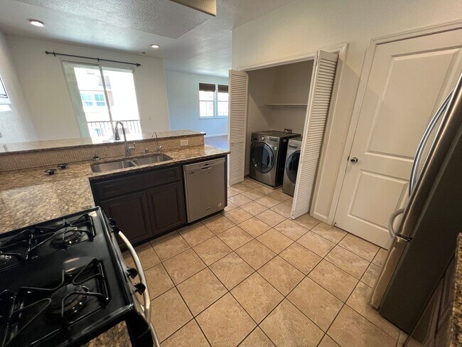 Building Photo - $4195-Beautiful Tri-level 3 Bed/2.5 Ba Townhome in Hampton Park/North San Jose